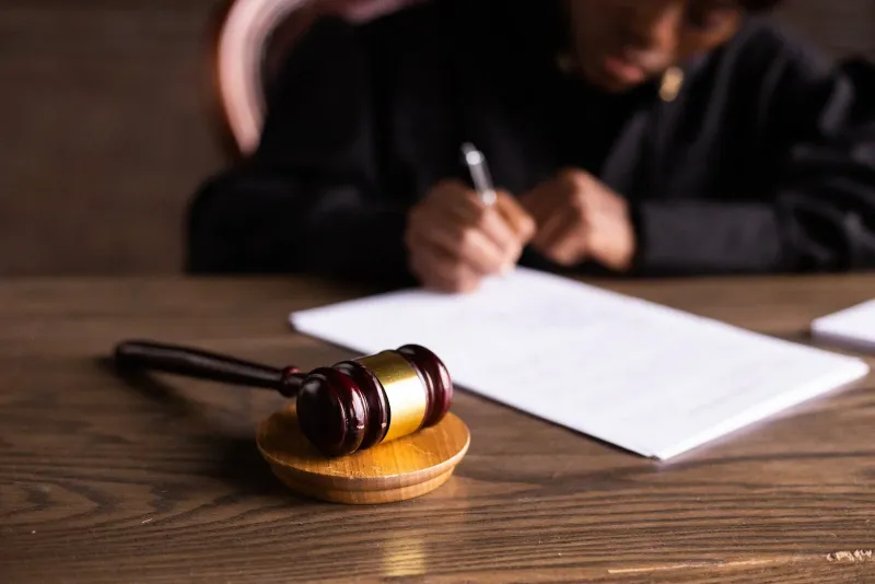 Signification d'un jugement de divorce par un Huissier de Justice à LA CIOTAT CASSIS AUBAGNE et alentours